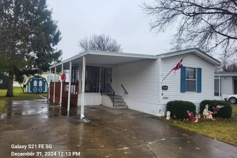 2 bedroom, 2 bath w/enclosed patio, &amp; shed